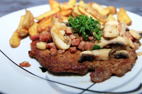 Nackensteaks nach Jägerart Mit Räucherbauch, Zwiebeln und Pilzen