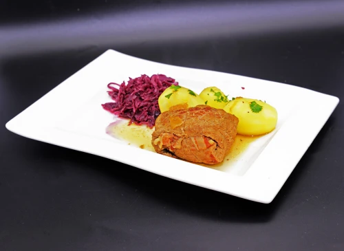 Rinderrouladen mit Kartoffeln und Rotkohl