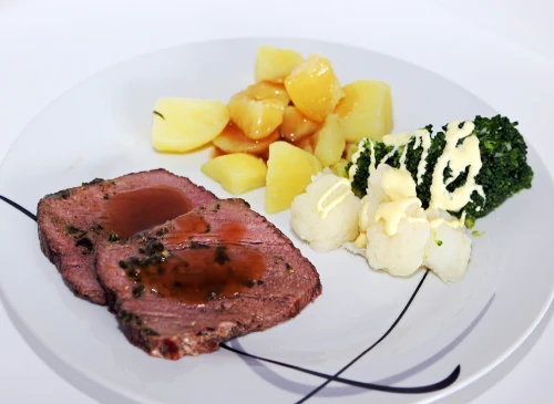 Rostbeef mit Käuter-Senf-Kruste auf Kartoffeln und Blumenkohl-Broccoli-Gemüse