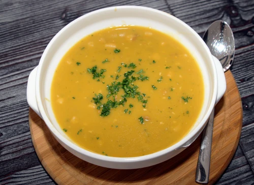 Erbsensuppe mit geräuchertem Speck und Würstchen