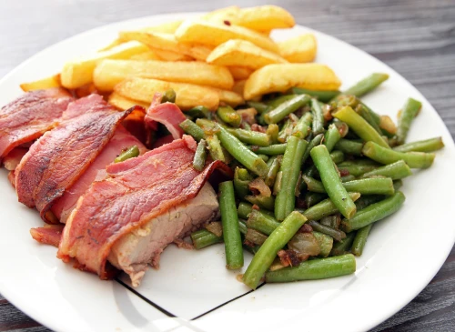 Schweinefilet im Speckmantel mit Bohnen und Pommes oder Kartoffeln