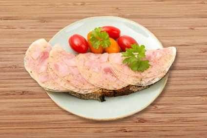 Teller mit Schinkensülze als Brotbelag