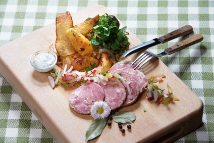 Brotzeitbrett mit Sülze vom Eisbein Bratkartoffeln und Salat