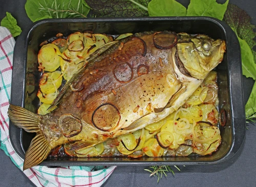 Spiegelkarpfen auf Speckkartoffeln mit Merrettichsauce