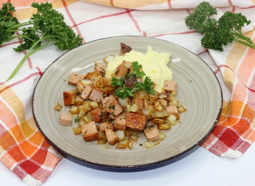 Krautpfanne mit Leberkäs und Kartoffelpüree