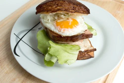 Bayerischer Burger mit Leberkäse und Laugenbrötchen