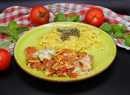 Mediterranes Schnitzel nach italienischer Art, mit Gemüse und Nudeln (Tagliatelle)