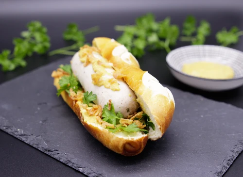 Bayerischer Hot Dog mit bayerischen Weißwürsten, Laugensemmel und süßem Senf