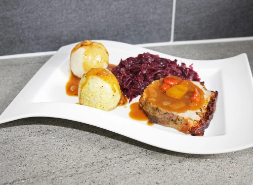 Schweinebraten mit Rotkohl und Knödeln