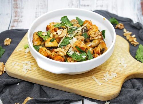 Spinat-Parmesan-Pfanne mit Walnüssen und Gourmet-Bratwurst