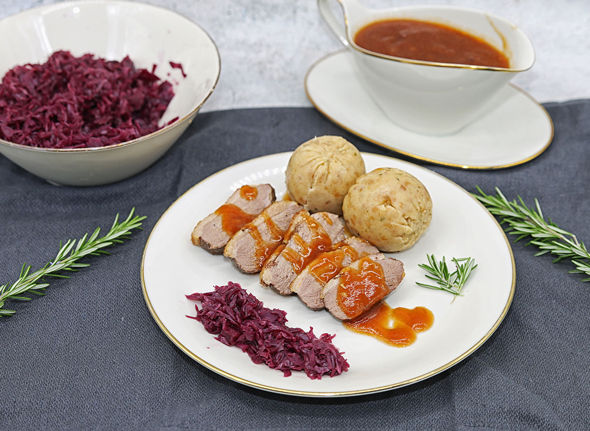 Rezept: Entebrust mit Rotkohl und Semmelknödel