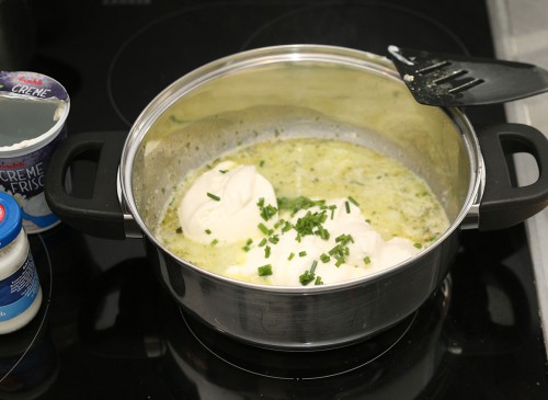 Creme Fraiche, Meerrettich und Schnittlauch einrühren.