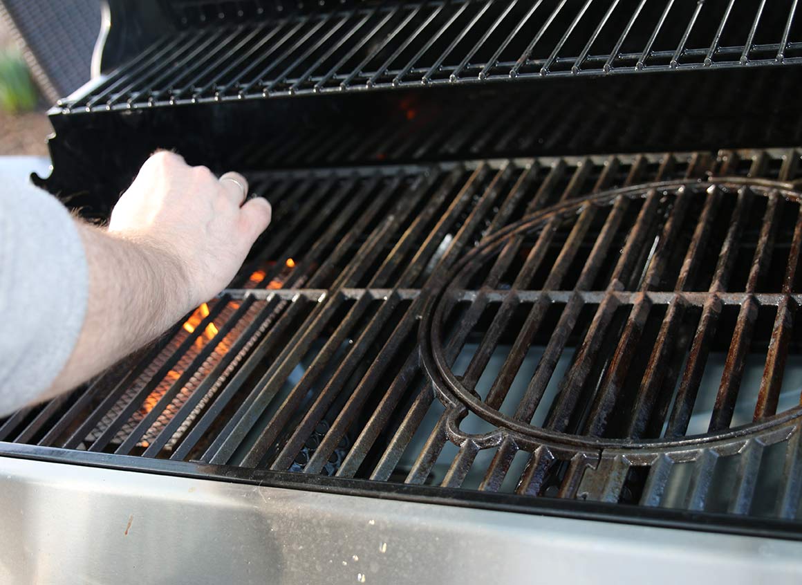 Den Grill vorbereiten (direkte und indirekte Temperaturzone).