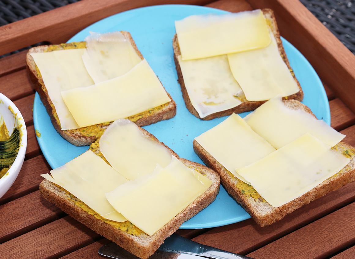 Anschließend mit Käse belegen.