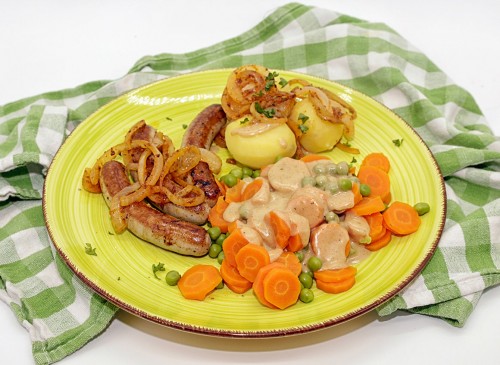 bratwurst-roestzwiebeln-rahmgemuese-salzkartoffeln