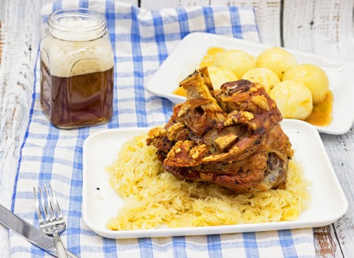 Rezept: Schweinshaxe auf bayerisch mit Knödeln und Kraut, Sauguad!