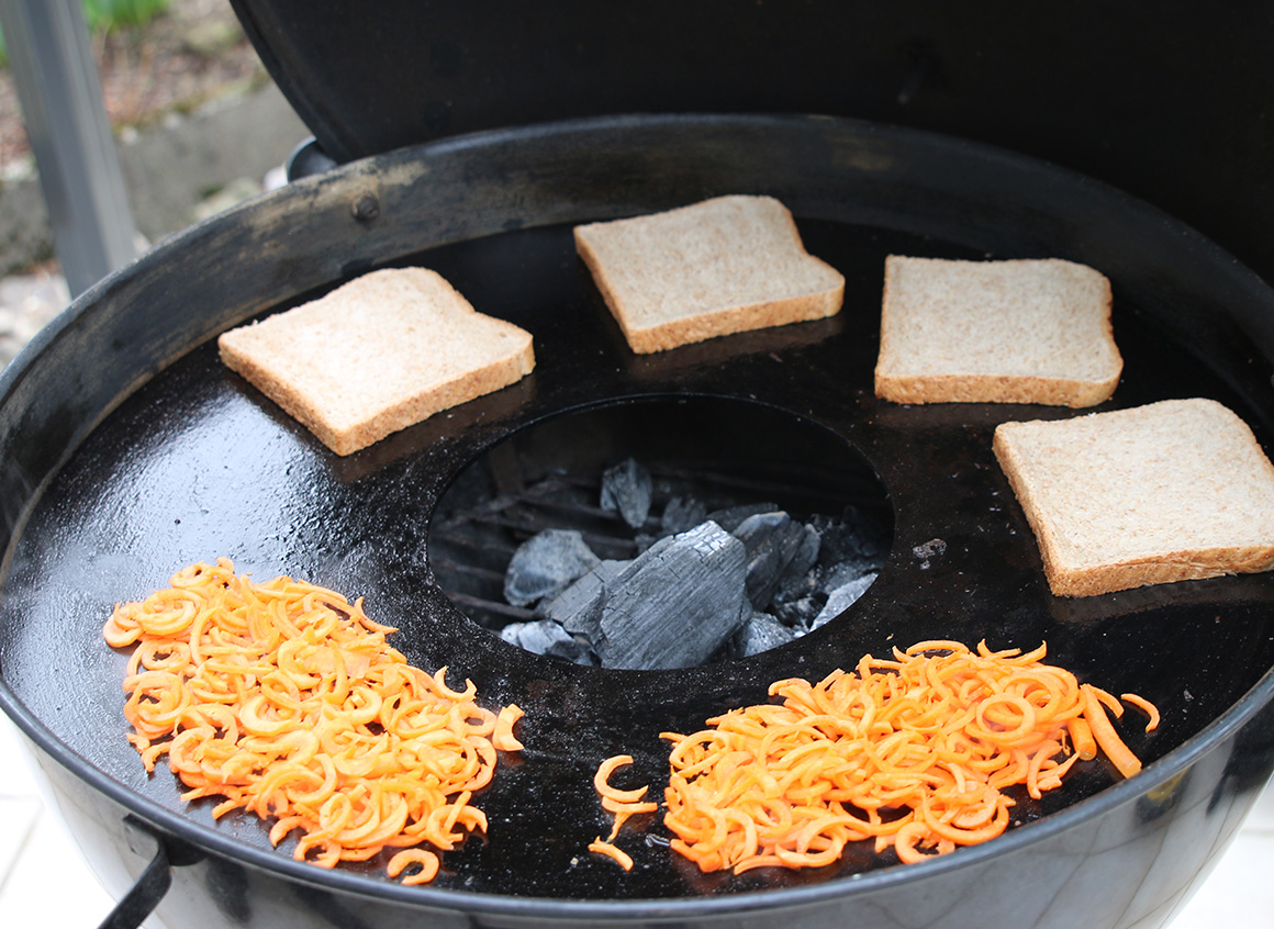 Den Toast beidseitig auf der Feuerplatte rösten.