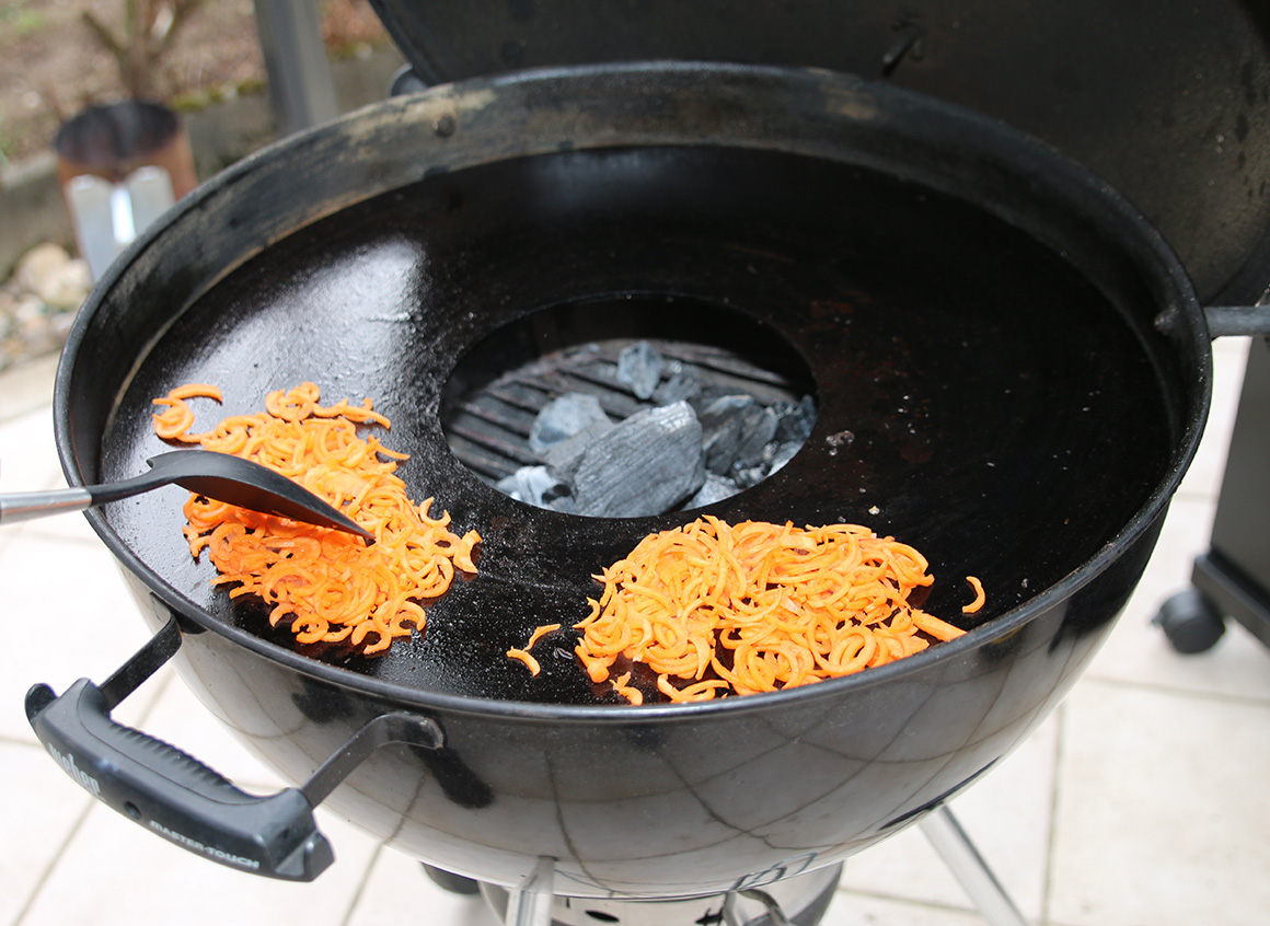 Die Möhren auf der mittleren Temperaturzone der Feuerplatte mit etwas Olivenöl etwa 5. Minuten grillen.