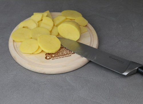 Kartoffeln schälen, waschen und in Scheiben schneiden.