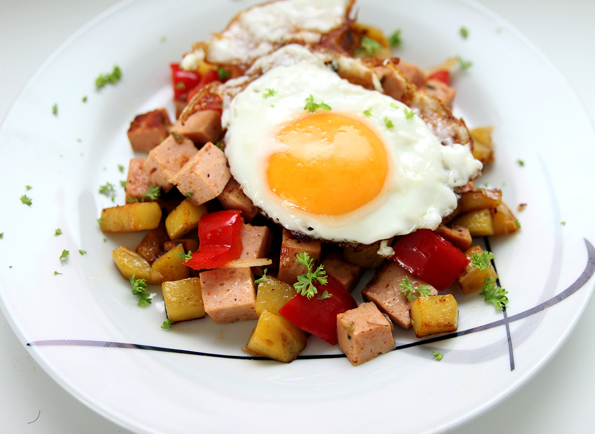 Rezept: Leberkäsepfanne mit Kartoffeln, Paprika und Eiern