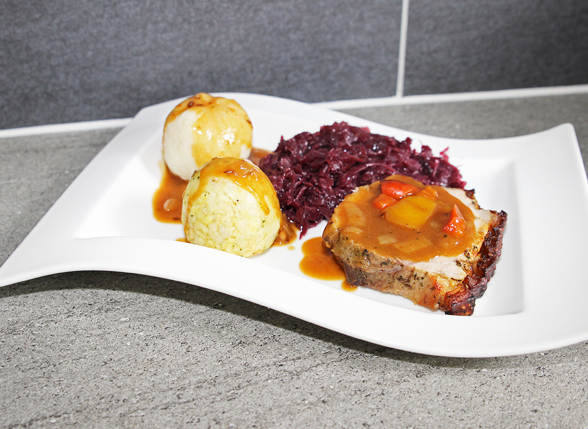 Rezept: Schweinebraten mit Rotkohl und Knödeln